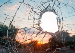 Confier le remplacement des vitres cassées à des spécialistes