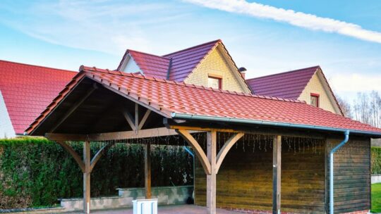 Choisir un carport bois autoclave : dimensions, traitement et installation