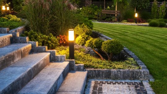 Réussir l’éclairage extérieur : comment choisir et installer des luminaires led pour une ambiance sécurisée au jardin et sur la terrasse