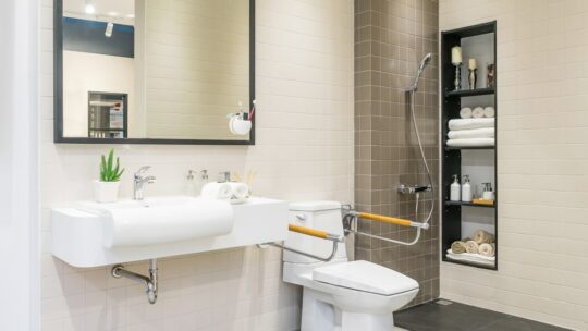 Transformation de salle de bain : comment rendre une salle de bain accessible pour seniors ou personnes à mobilité réduite ?