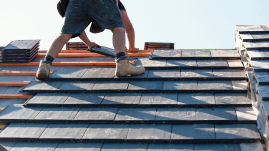 Quand faut-il faire réparer sa toiture ? Signes à surveiller sans attendre