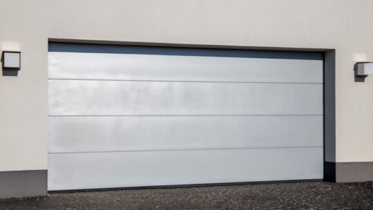 Porte sectionnelle : pourquoi est-elle idéale pour votre garage ?