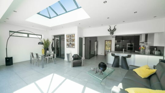 Solution de puits de lumière naturelle : tout savoir sur les voûtes filantes pour un éclairage zénithal performant