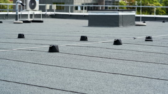 Toiture plate : quels sont les avantages de cette solution pour les habitations modernes ?