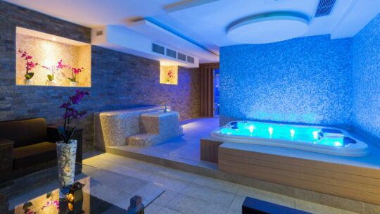 Comment créer un espace bien-être chez soi : piscine, spa, sauna ou hammam